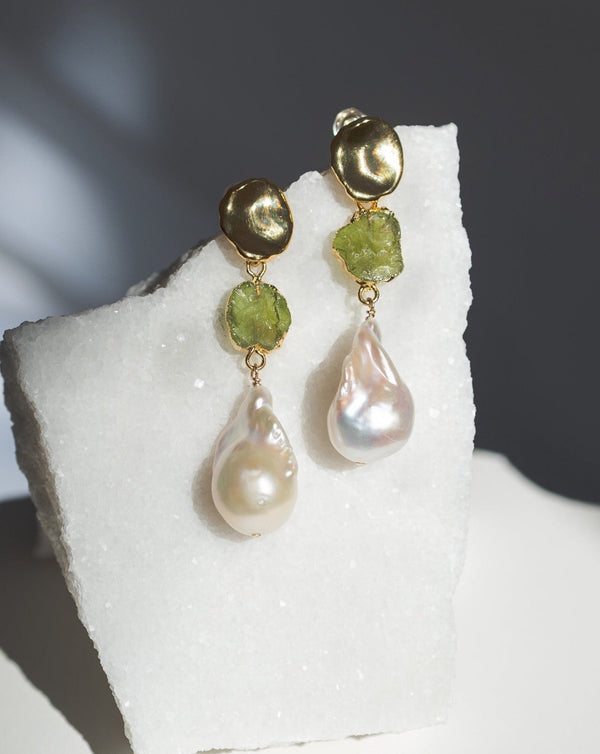 August | Peridot Birthstones x Pearls Earrings